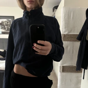 Mörkblå sweatshirt med dragkedja - Säljer denna mörkblå sweatshirt med dragkedja som inte kommer till användning längre💛