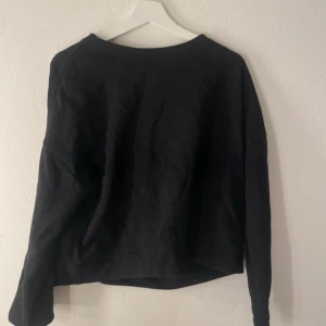 Svart sweatshirt - Säljer en svart sweatshirt med långa ärmar. Ska flytta snart så vill gärna bli av med allt så fort som möjligt (pris kan diskuteras)💕