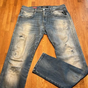 Replay anbass - Feta replay anbass med sköna slitningar, 10/10 skick utan defekter, storlek W32 L30 men passar W30 då de är lite tajta i midjan. Nypris 1800+ men säljs nu för 699. Hör av er både här eller på vårat main konto om ni har frågor bara skriva via pm🍾  MAIN KONTO @VeloceFashion jag är 180cm lång o väger 73KG