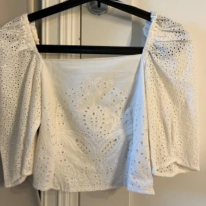 Vit broderad blus - Vit söt blus, använd fåtal gånger så inga defekter🤍pris kan diskuteras 