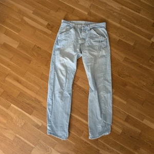 Ljusblå jeansbyxor från levis - Snygga ljusblå jeansbyxor med klassisk femficksdesign och gylf med knappar. Perfekta för en avslappnad stil. De har en rak passform och är tillverkade i slitstarkt denim.
