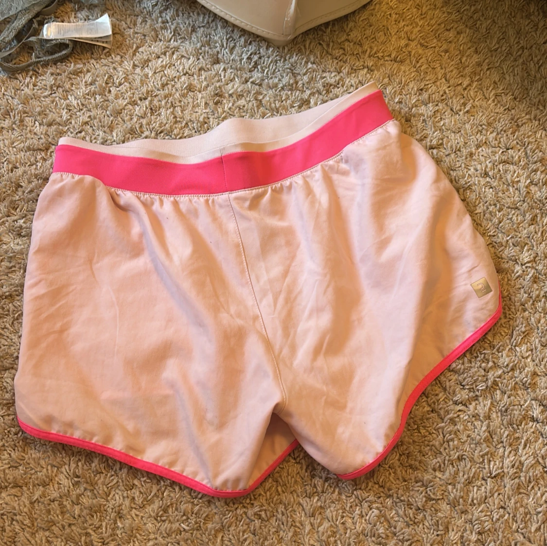 Rosa sport shorts med neonrosa detaljer - 1