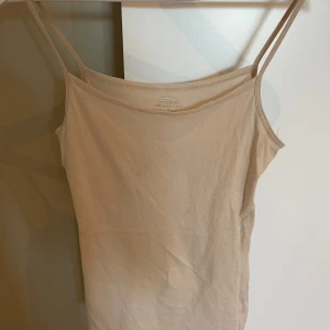Beige linnetopp från Intimissimi - Säljer ett beige linne från Intimissimi. Knappt använt och är i jätte bra skick.