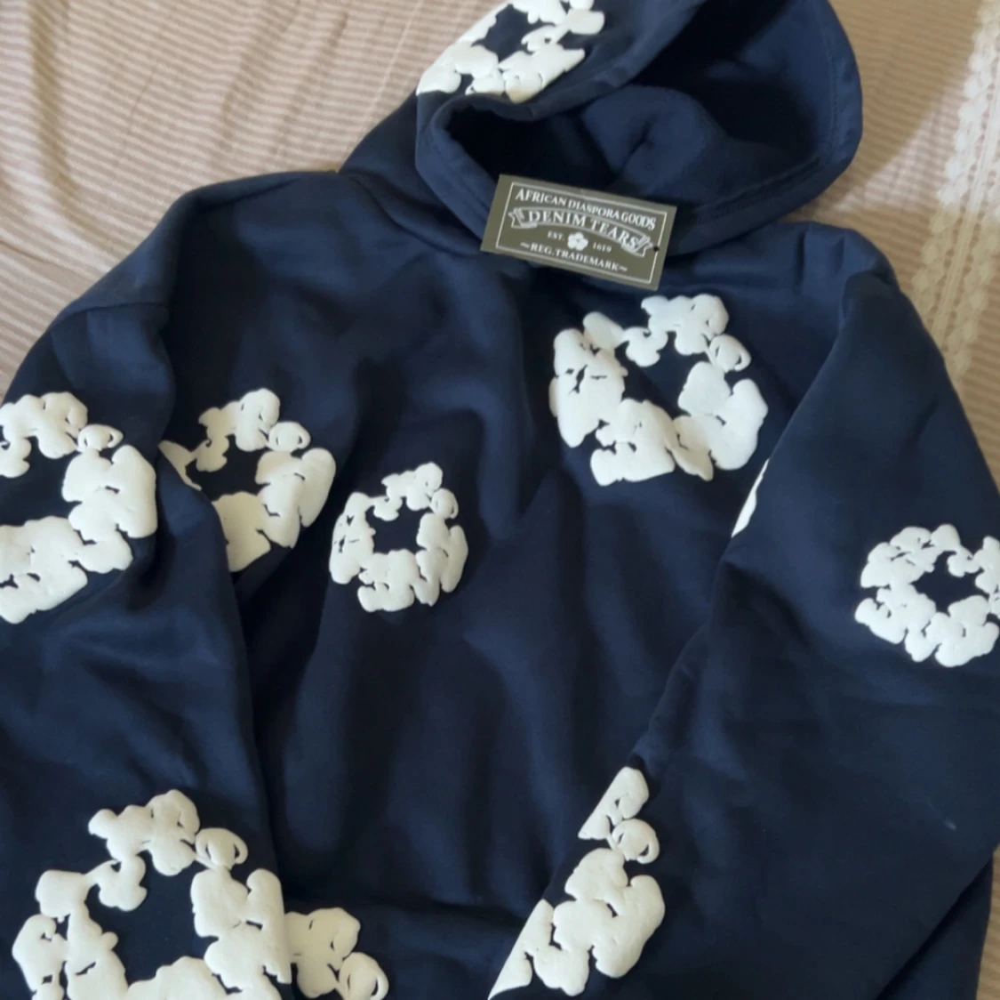 Mörkblå hoodie från Denim Tears