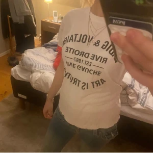 Vit t-shirt från Zadig & Voltaire - Snygg vit t-shirt från Zadig & Voltaire med tryck i svart. Perfekt för en avslappnad stil. Tillverkad i Portugal. Nypris 1000!