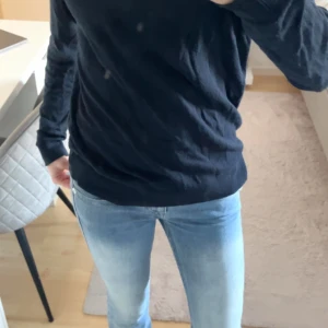 Marinblå långärmad tröja  - Säljer en marinblå långärmad tröja från Basic You. Säljs för att den inte kommer till användning längre och den är använd ett fåtal gånger. Fråga om bättre bilder om det behövs och priset kan diskuteras!