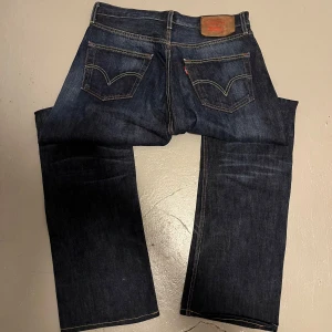 Levi’s 501 - Levi’s 501. Snygg tvätt. Bra skick. Passar som w32-34, l34-36.