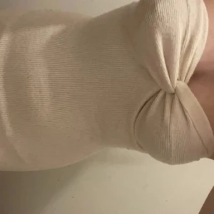 beige klänning - den har en slit bak skriv för bilder 