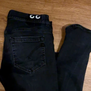Doudup Jeans - Svart/Mörkgråa Dondup Jeans i modellen George | Skick: 8/10 | Nypris: 2999kr | Mitt pris: 699kr | Storlek: 33