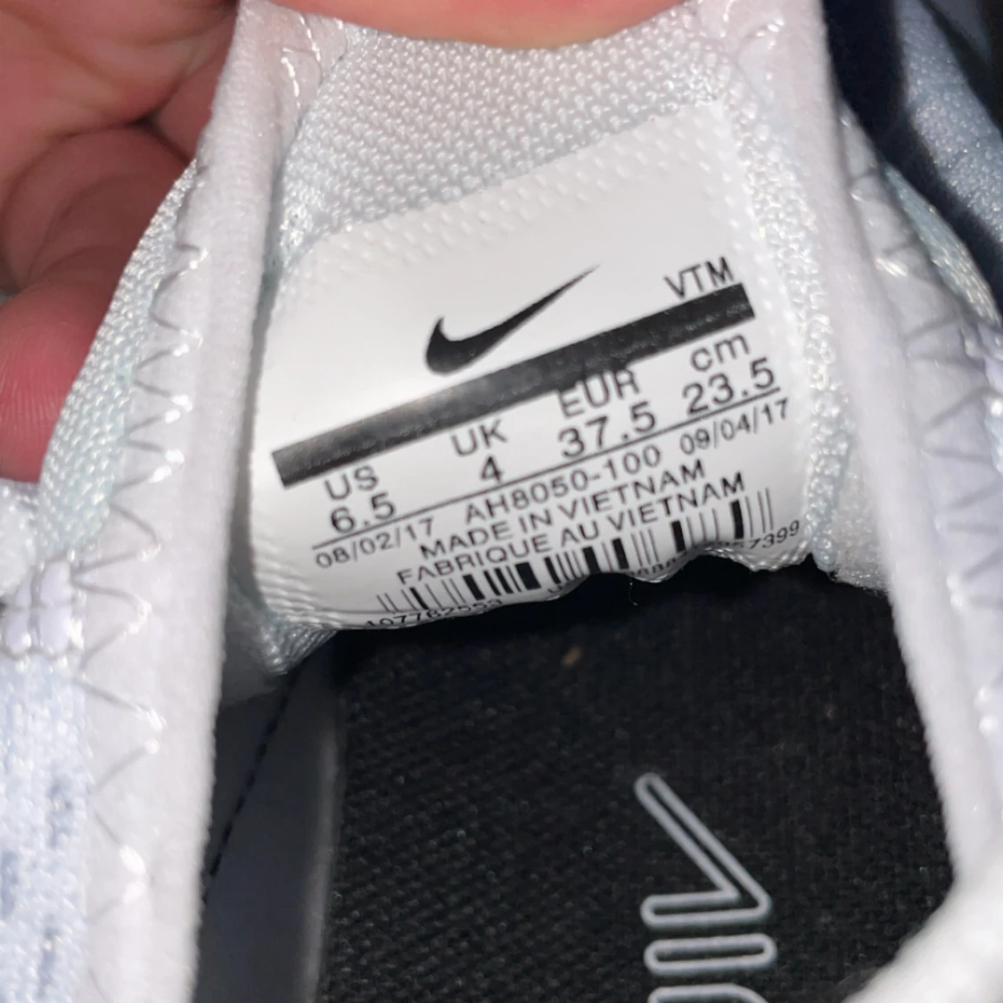 Nike Air Max 270 vit/svart strl 37.5 - 2