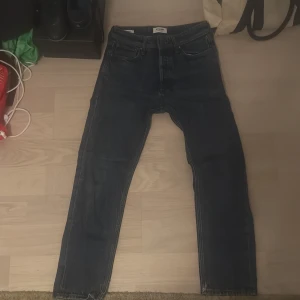 Jack & Jones Loose Chris jeans blå - Säljer ett par blå jeans från Jack & Jones, modell Loose Chris. Jeansen har en loose passform med raka ben och klassisk femficksdesign. Tillverkade i denim med snygg tvättad look och läderpatch bak i midjan. Vid funderingar så är det bara att skriva ✍️ ✅