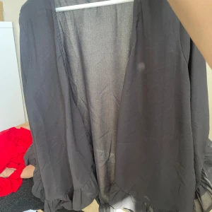 Kimono kofta - Säljer den här koftan/kimonon från bohoo 