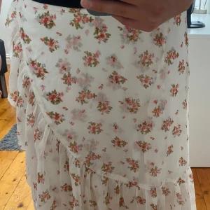 Blommig omlottkjol från Vero Moda - Kjol från veromoda. 