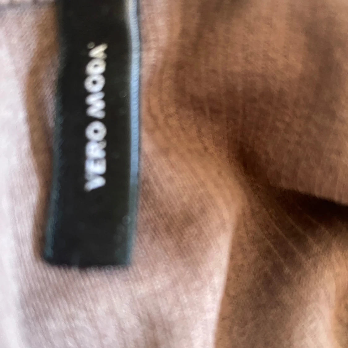 Brun croppad topp från Vero Moda - 1