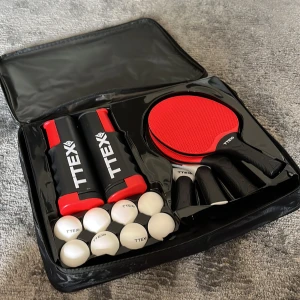 TTEX Pingis-set - Helt nytt Komplett pingis-set från TTEX med fyra racke nät och åtta nya bollar i en smidig väska. Perfekt för spontana matcher hemma eller med vänner. Allt du behöver för att starta ett pingis-battle direkt!