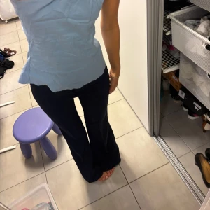 Marinblå kostymbyxor  - Säljer ett par mörkblå jostymbyxir med bootcut-modell 