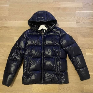Save the duck jacka - Säljer en marinblå Save the duck jacka. Storlek: M. Den är sparsamt använd och därför i mycket bra skick. Mitt pris: 1999 kr. Hör av er vid funderingar eller för fler bilder!