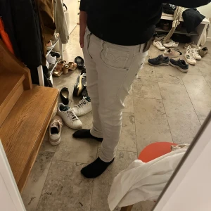 Replay anbass - Säljer ett par snygga vita Replay Anbass jeans med klassisk femficksdesign och diskreta sömmar på bakfickorna. Jeansen har slim passform, dragkedjegylf och är tillverkade i mjuk bomull med lite stretch för extra komfort. Stl 31l32