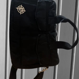 Vicinity CARGO BAG - Fet vicinity väska, bra skick och perfekt storlek. Hör av dig vid funderingar 🙏