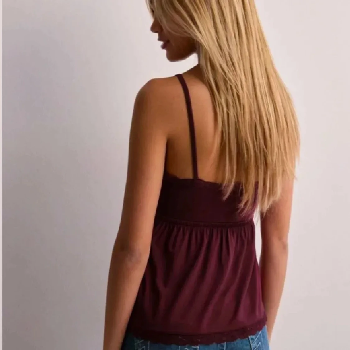 Vinröd linnetopp med spetsdetaljer - 1