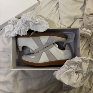 Maison Margiela Gats - Maison Margiela Gats, endast testade så dem är i nytt skick. Kvitto finns, dustbags o skolådan ingår. Skriv inte om ni inte kommer köpa, endast seriösa köpare🙌
