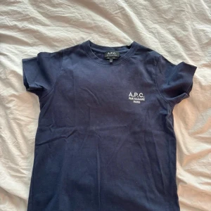 A.P.C. Svart T-Shirt - En svart APC T-shirt säljes, knappt använd, och i utmärkt skick! | Skick: 9 / 10 | Nypris: 1700 | Vårt pris: 799 | Storlek: S | Tveka inte att höra av er med funderingar!
