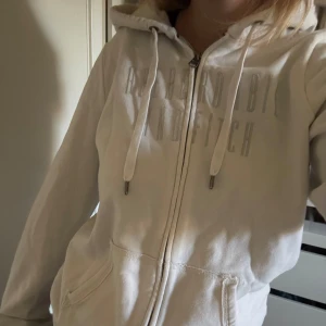 Vit zip up hoodie abercrombie & fitch  - Vit jättefin zip up hoodie ifrån Abercrombie & Fitch i storlek L! 
