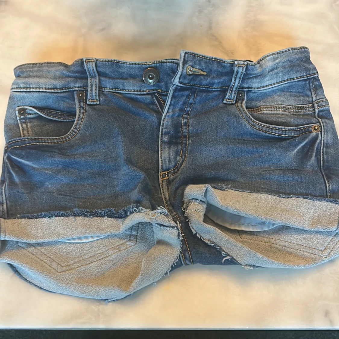 Blå jeansshorts med rå kant - 4
