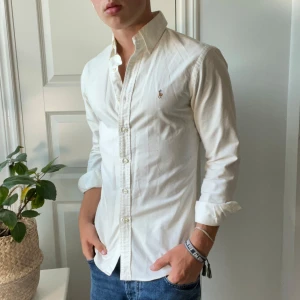 Ralph Lauren cremefärgad skjorta långärmad  - Riktigt fint skick, Ralph Lauren skjorta i cremefärgad slim fit storlek S. Modellen är 180,75 kg. Kom med frågor! 