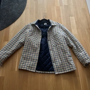 Rutig skjorta/ jacka från HM - Säljer min rutiga skjorta/ jacka från HM, inte använt någon gång pga den inte kommit till användning! Bra kvalitet på den!