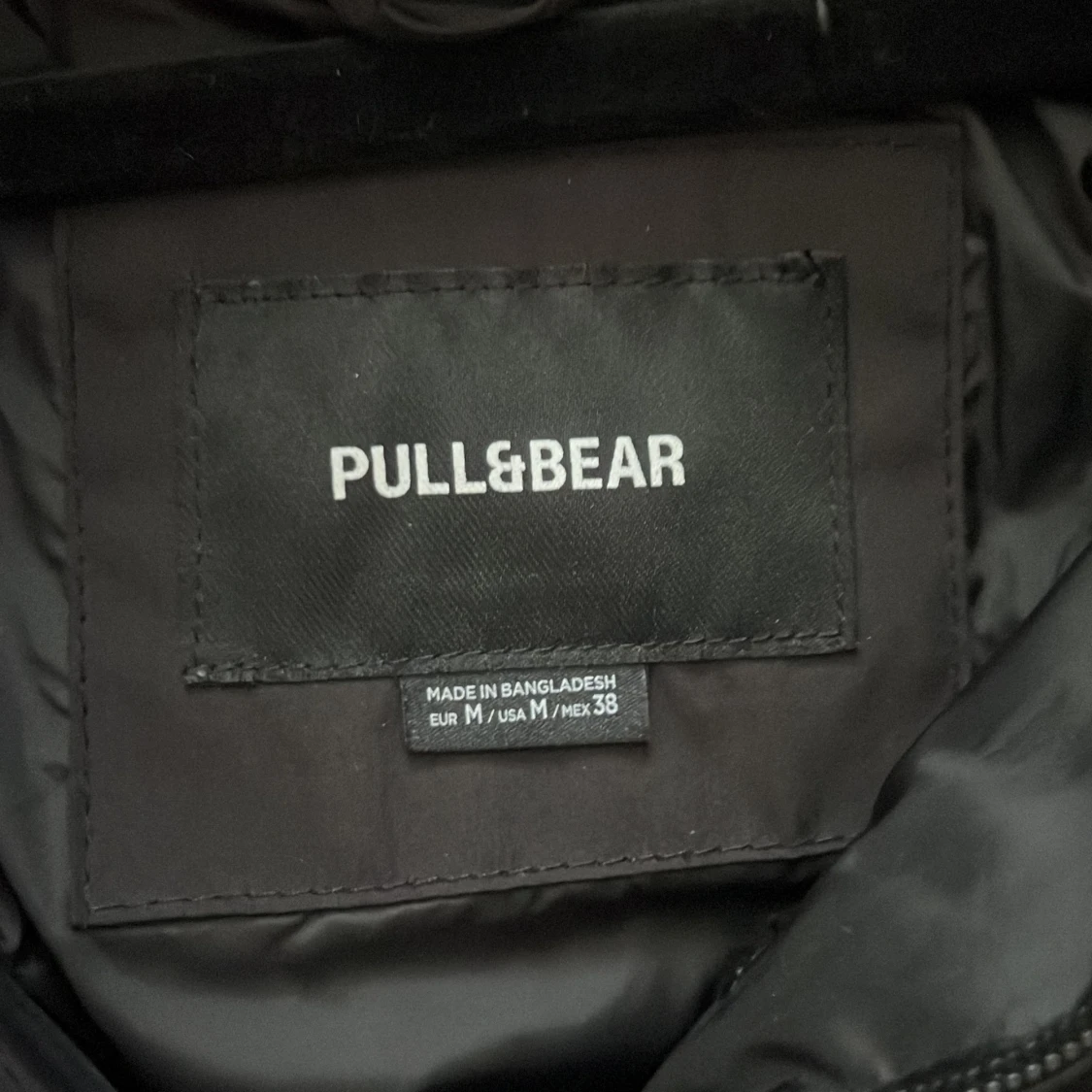 Svart vinterjacka från pull and bear  - 1