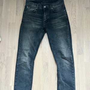 Grå/Svarta jeans Nudie Jeans lean dean, W28 L30 - Säljer ett par Nudie Lean dean. Knappt använda. Köpta för 1400.