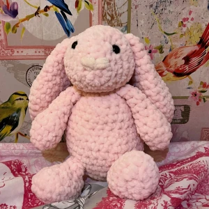 Virkad kanin ljusrosa  - Efter mycket förfrågningar på TikTok har jag bestämt mig att lägga ut dessa sötnosar till salu! Här är en av de 4 virkade kaninerna, i ljusrosa. 