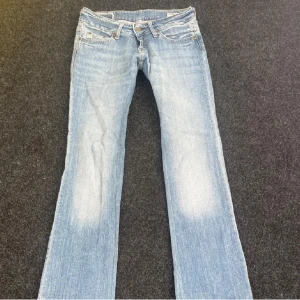 low waist Bootcut jeans från Lee ljusblå - Low waist bootcut Jeans från lee i modellen coral, säljer då de är för stora för mig. Lite smutsiga(bild 5) och de är uppsydda. Midjemått rakt över - 37,5cm grenhöjd - 17,5cm innerben - 73cm