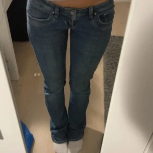 Ltb jeans - Säljer ett par klassiska blå jeans med bootcut passform och low waist.Storlek 27/36. Jeansen har fem fickor, snygga sömmar och är tillverkade i mjukt denimtyg som sitter skönt. Perfekta för dig som gillar en tidlös look med lite utsvängda ben.