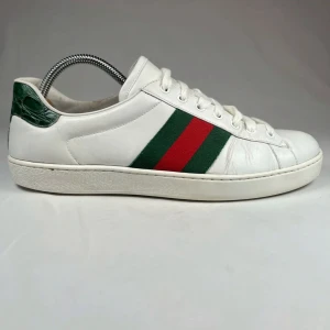 Gucci Ace vita sneakers med röd/grön rand - Påse medföljer, använda med fortfarande fina, priset kan diskuteras 
