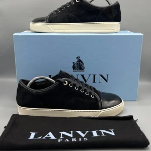 Svarta sneakers från Lanvin i mocka - Väldigt bra skick. Priset kan diskuteras. Allt medföljer.
