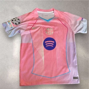 Barcelona Pedri #8 rosa matchtröja - Säljer en Barcelona fotbollströja från Nike i rosa och ljusblå toner med korta ärmar. Tröjan har Pedri och nummer 8 på ryggen, Champions League-märke på ärmen och Spotify-logga på bröstet. Tillverkad i lätt och ventilerande polyester, perfekt för träning eller match.