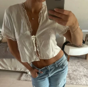 Söt blus  - Super söt blus med knytning fram till och spetsdetaljer🥰