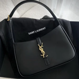 Shoulder bag - Super fin helt ny shoulder bag, väldigt fin kvalité. Skriv för fler egna bilder