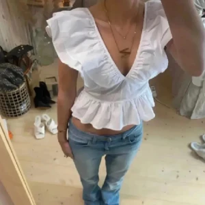 Vit blus  - Jättefin blus, säljer pga att den inte kommer till användning. Står ingen storlek men sitter som en S 💗