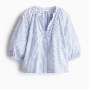 H&M blus ny - Säljer denna populära H&M blusen/skjortan i storlek Xs. Den har prislappen kvar, säljer då den inte längre går att lämna tillbaka. 