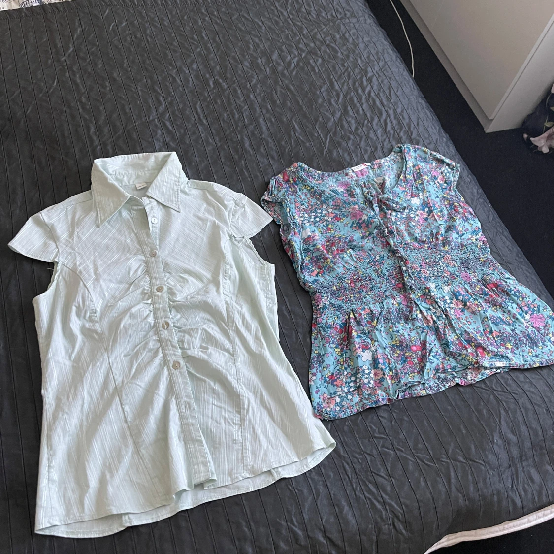 Blommig blå blus från Only & vit blus