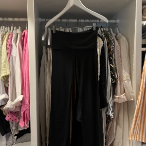 Svarta yogapants  - Svarta yogapants från Gina Young med låg midja och stretchigt material. De har en enkel och clean look, perfekta att styla med oversized t-shirt eller hoodie. Sitter tajt och följer kroppen snyggt. OBS! Gina Young!