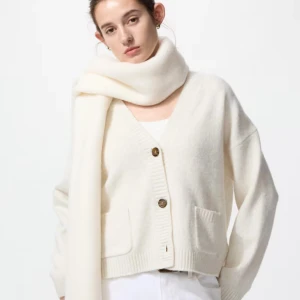 Offwhite kofta med knappar - Kort och mysig offwhite kofta från Soufflé Yarn med v-ringad hals, ribbade muddar och två fickor framtill. Tröjan har snygga bruna knappar och är tillverkad i ett mjukt stickat material som passar perfekt för lager-på-lager-stil. Är använd och lite nopprig men när jag tagit bort med apparat har det alltid fungerat. Säljer då jag har en likadan. 