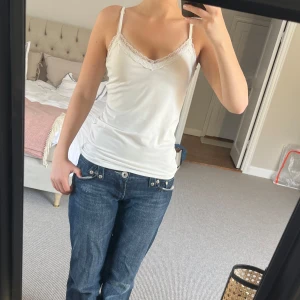 Vit topp - Säljer en super söt vit topp i storlek XS, funkar även som S 🫶