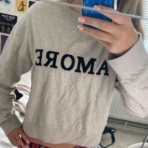 Stickad tröja  - En jätte fin stickad tröja från Gina Tricot i storlek 158/164 i färgen beige.