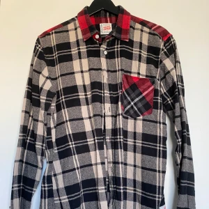Unik flannel skjorta - Super snygg skjorta med röd krage och ficka. Använd men i fint skick