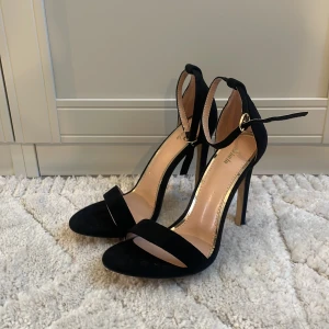 Svarta klackar - Svarta klackar i storlek 37. Aldrig använda från SHEIN❤️ Ordinarie pris 133 kr