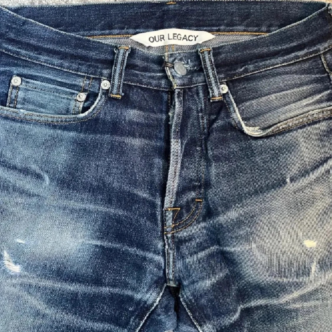 Blå jeans från Our Legacy med slitningar - 1